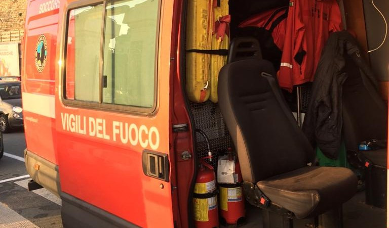 Genova, brucia soppalco a Staglieno: in salvo un uomo