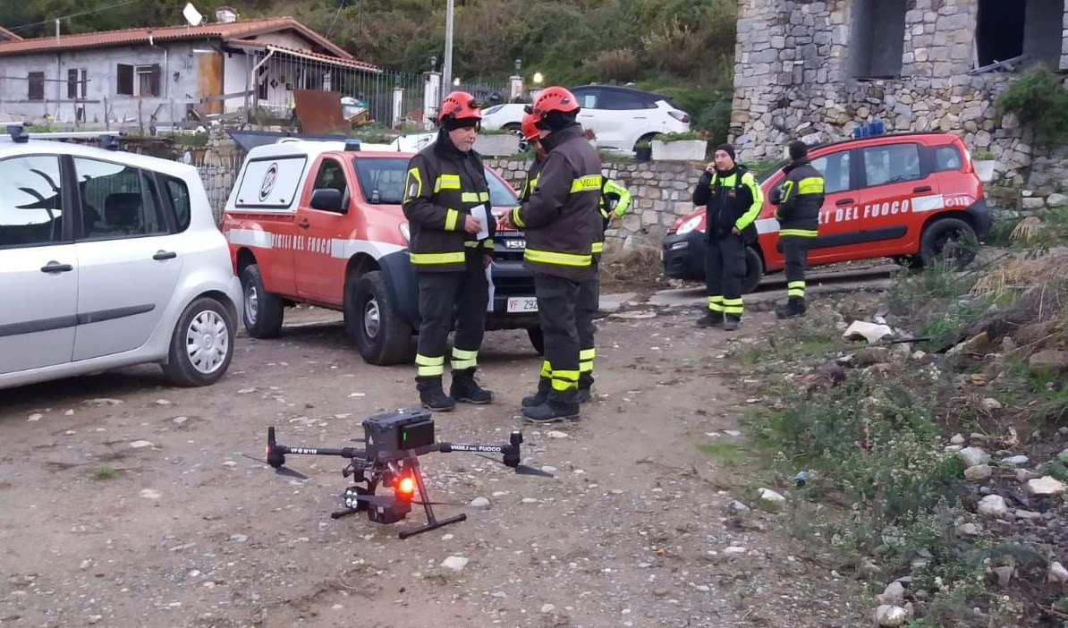 Genova, calcinacci in strada: accesso all'ospedale chiuso per ore