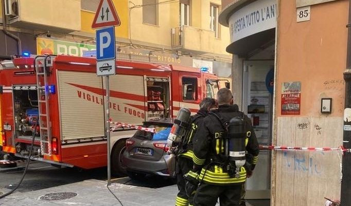 Fumo da magazzino: spento dai pompieri principio d'incendio