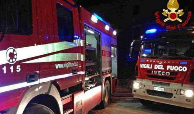 Genova, auto distrutta dalle fiamme in via Borzoli