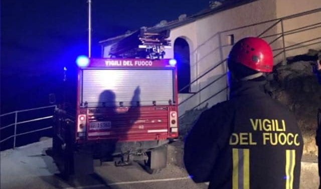 Migrante bloccato sugli scogli, salvato dai vigili del fuoco 