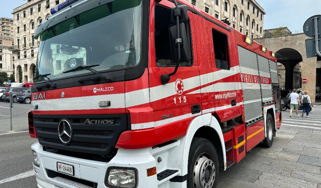 Genova, fumo da palazzo in piazza della Vittoria