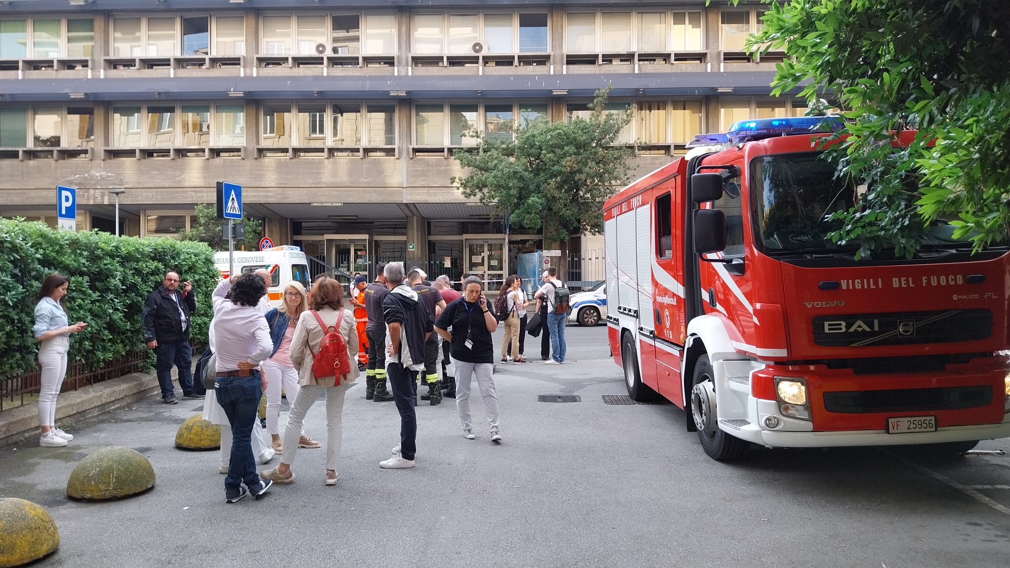 Forte odore e bruciore alla gola, evacuati sei pazienti dall'ospedale San Martino