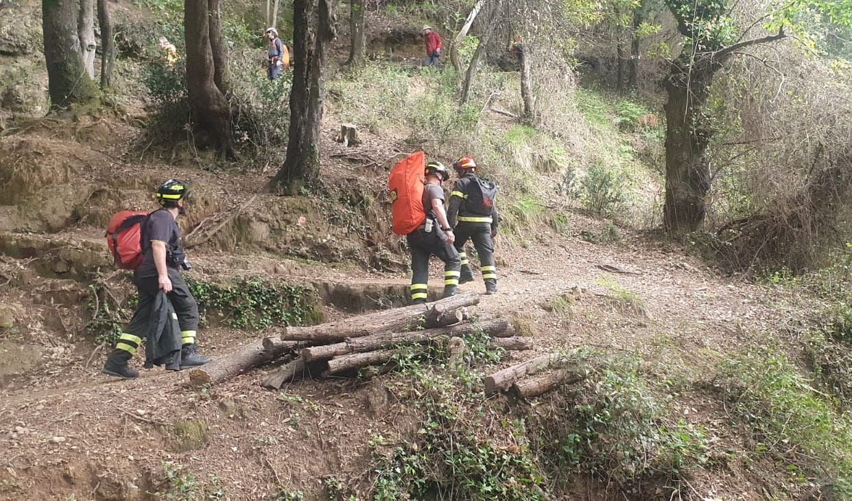 Salvataggio notturno sul monte di Portofino: elicottero recupera 25enne smarrito e ferito