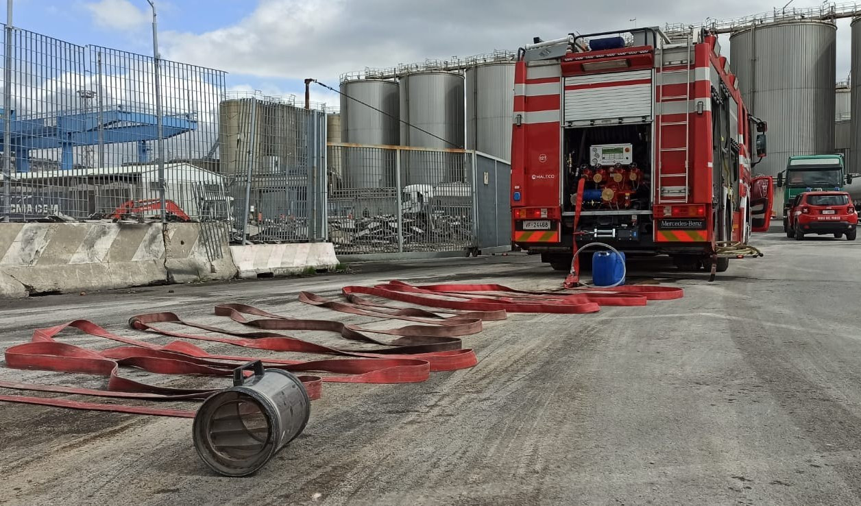 Genova, sversamento sostanza chimica in porto 