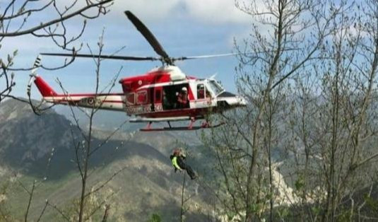 Elicottero dei vigili del fuoco Un elicottero in azione nei boschi della Liguria