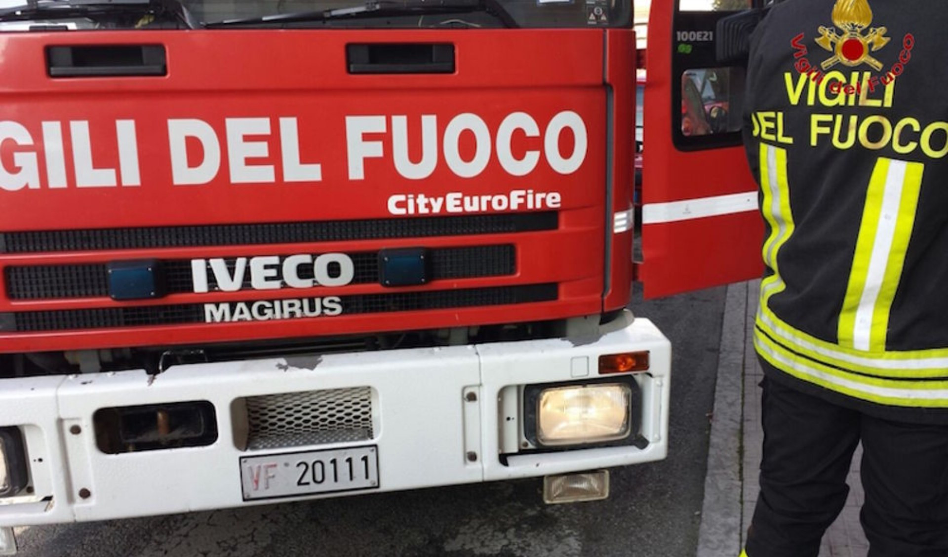Incendio in un cantiere in Darsena, un ferito lieve