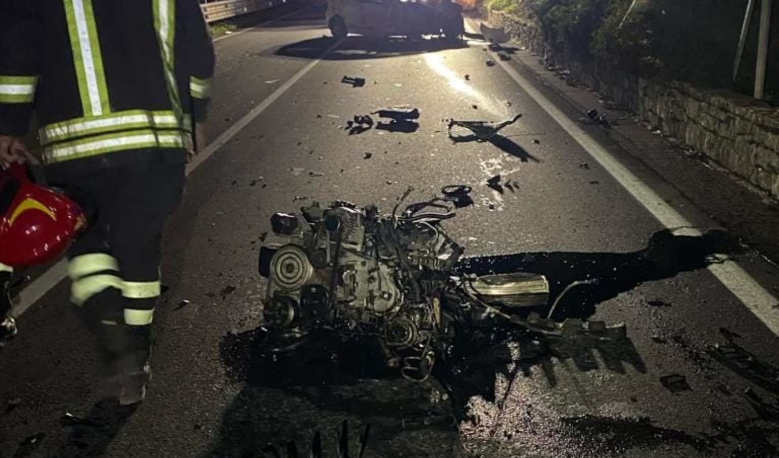 Incidente nella notte sulla statale: auto distrutta, uomo alla guida illeso