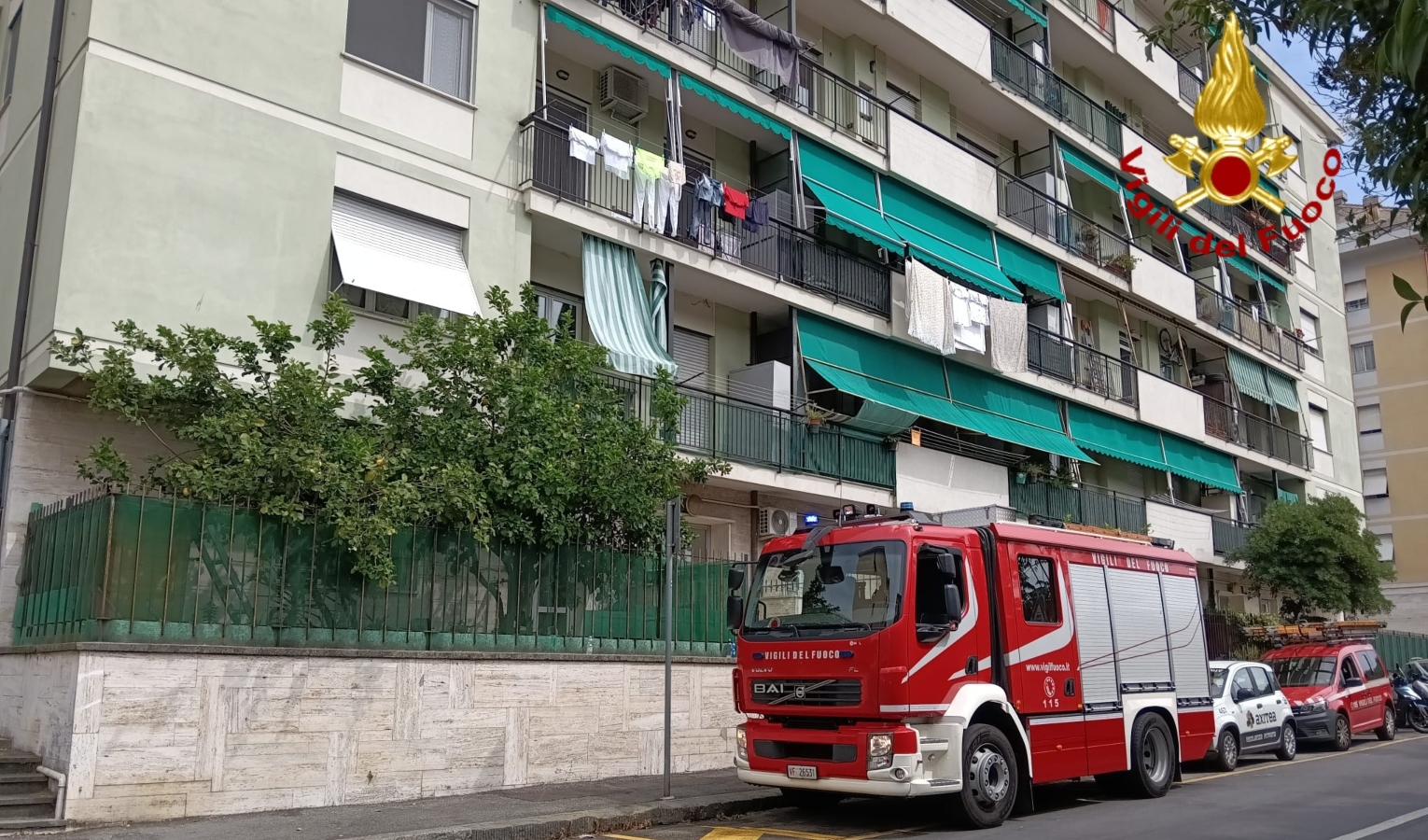 Incendio in via Mogadiscio, l'intervento di carabinieri e vigili del fuoco e l'appello per i due gatti fuggiti