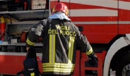 Camion prende fuoco in A7, mezzo distrutto