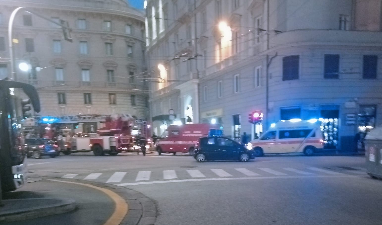 Genova, fumo da una stanza di un hotel: arrivano i pompieri
