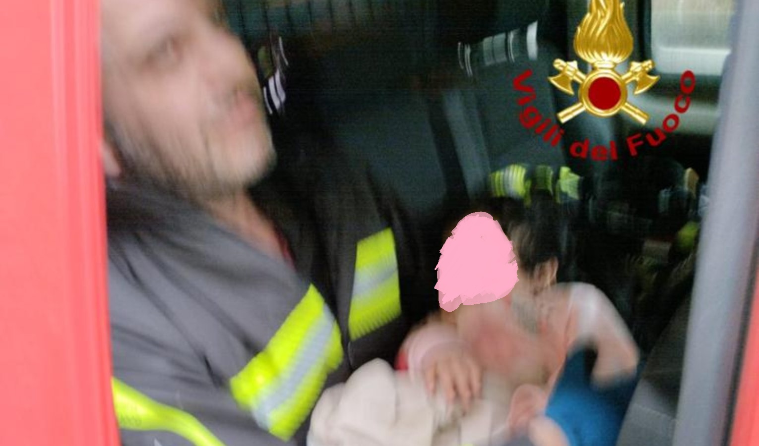 A7, auto si cappotta: 2 feriti e i pompieri fanno da baby sitter