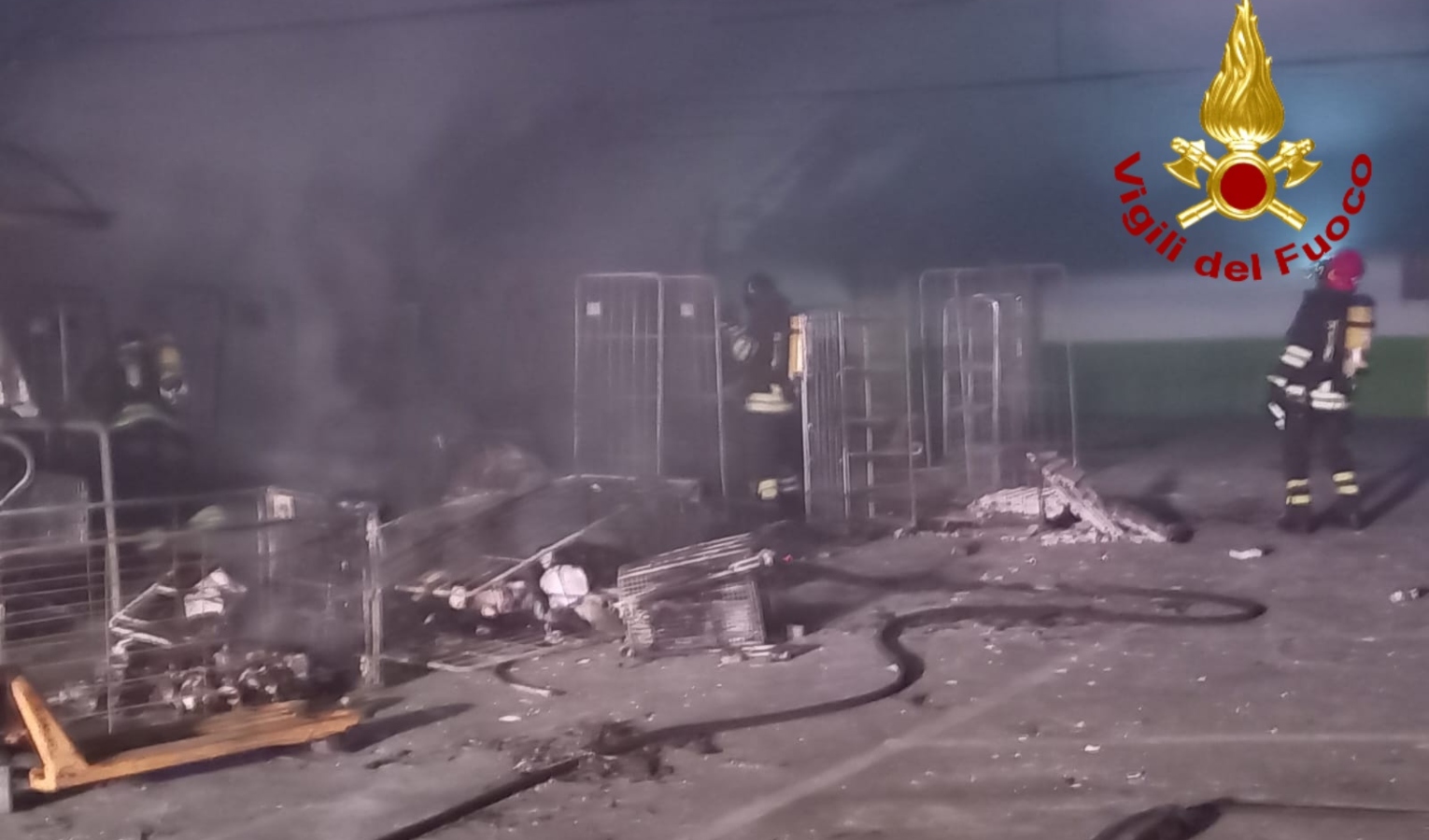 Genova, bruciano carrelli della spesa nell'autorimessa di un supermercato