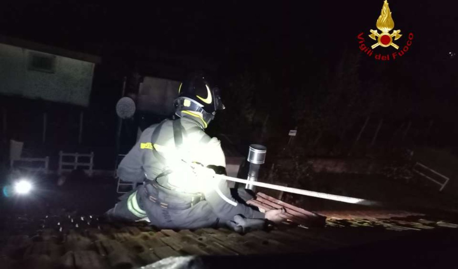 Vigili del fuoco su un tetto