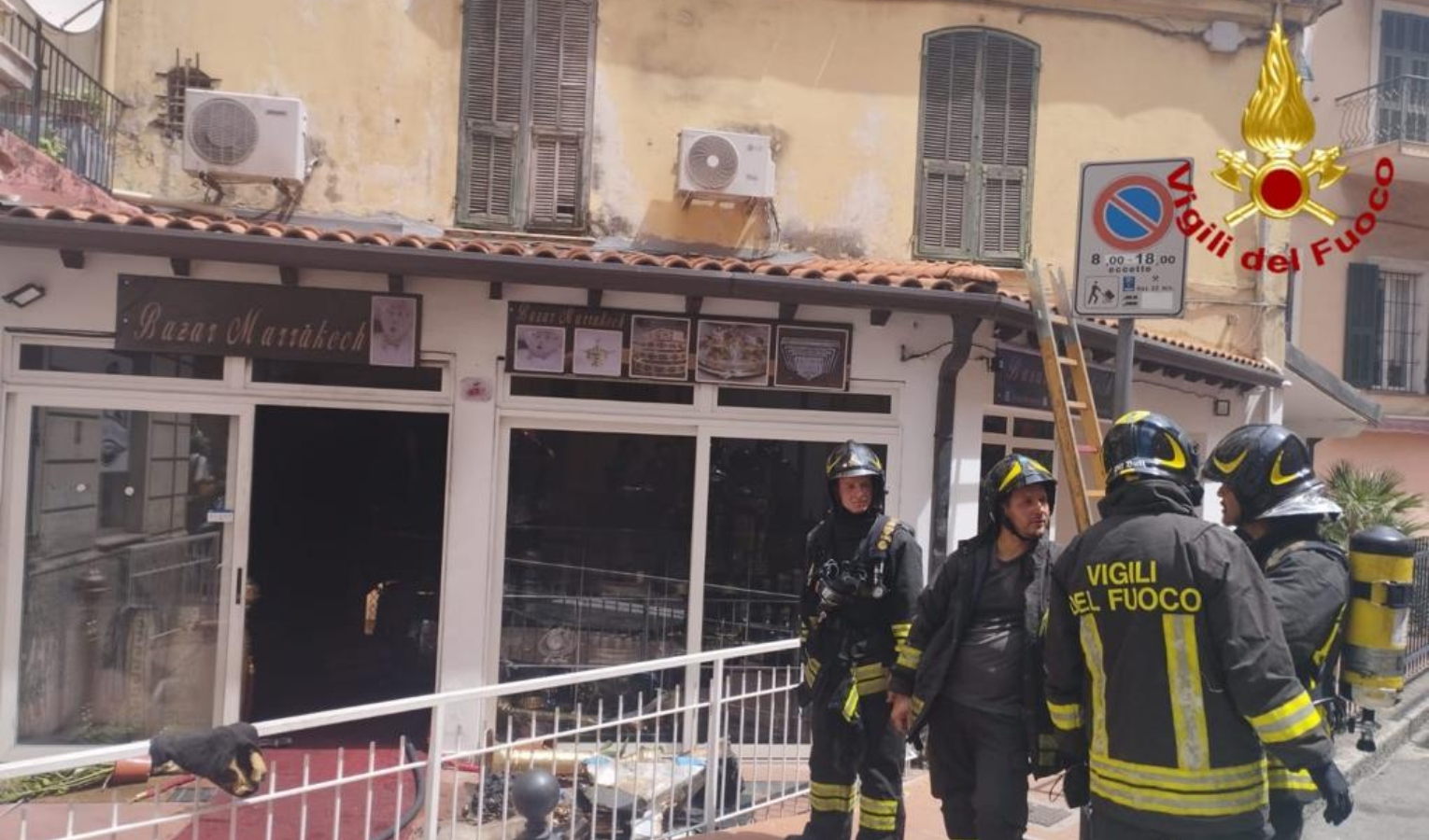 Ventimiglia, brucia negozio: uomo ustionato in volto, è grave