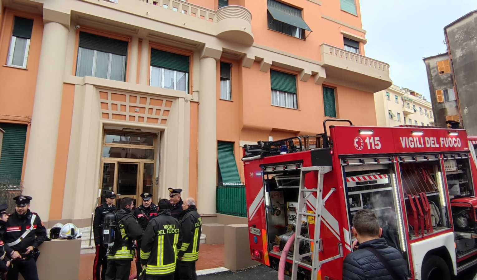 Genova, incendio in via Caveri: donna grave, sfollati rientrati a casa