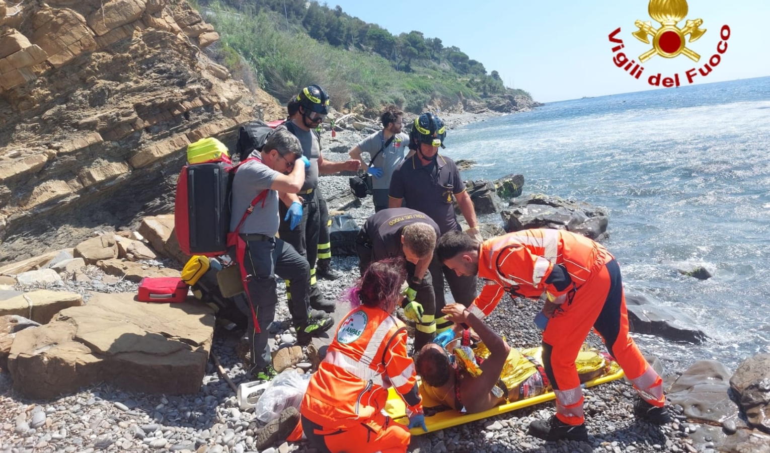 Imperia, rischia di annegare mentre fa il bagno: salvato