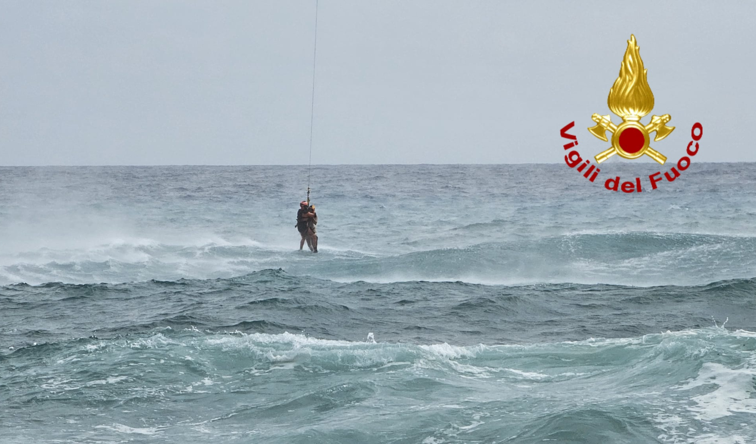 Genova, giovani in mare in balia delle onde: salvati dai pompieri