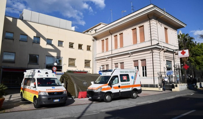 Genova, ubriaco al Villa Scassi minaccia e ferisce due infermiere