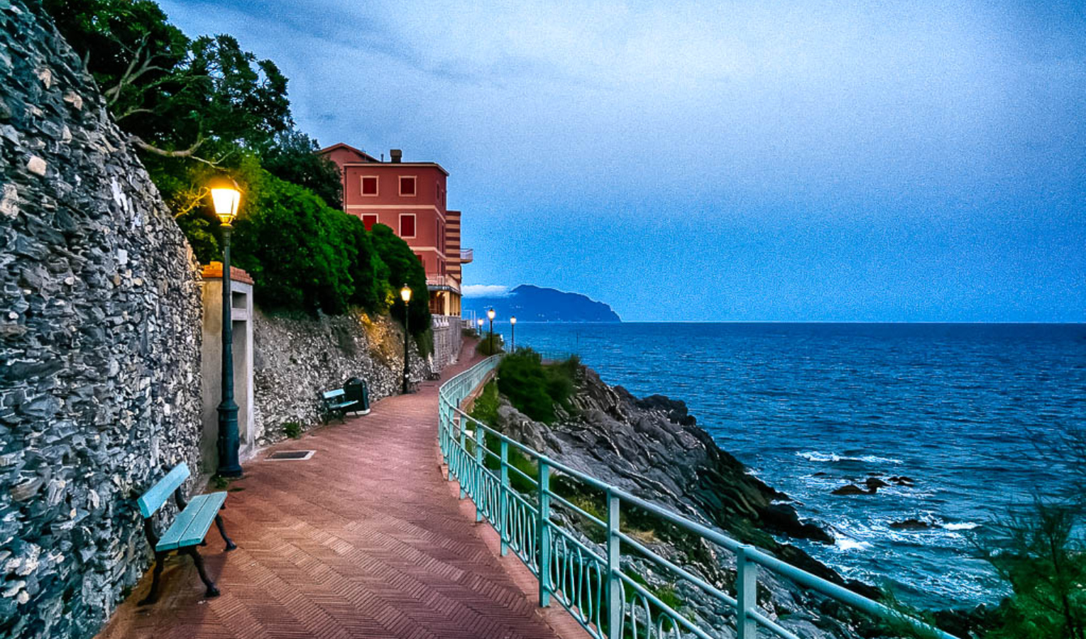 Genova Nervi, auto si infila in passeggiata e rimane bloccata