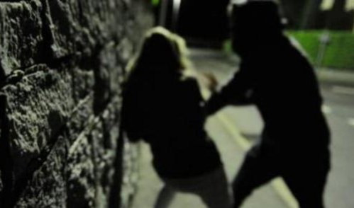 Genova, donna aggredita in strada da un giovane