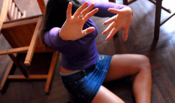 Una donna si protegge da un'aggressione