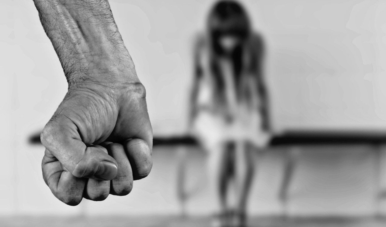 Genova, denuncia choc: papà costringe figlia minore a rapporto sessuale