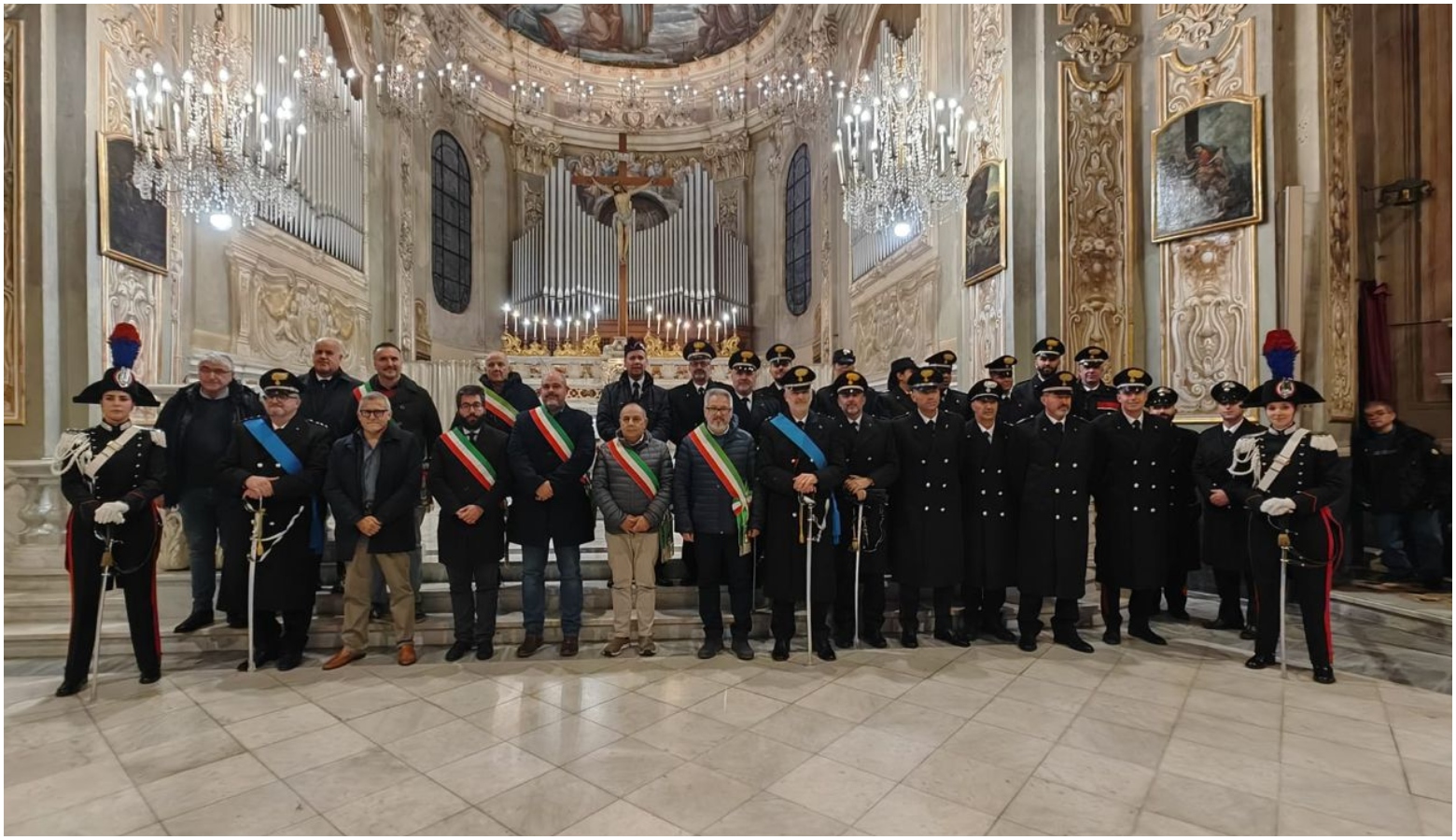 Un carabiniere e un arcivescovo all'altare