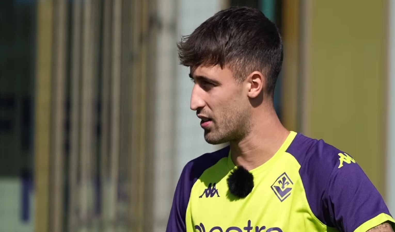 Un ragazzo in maglietta