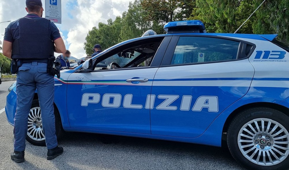 Genova, trentenne molesta una minore, lei lo mette in fuga con un calcio