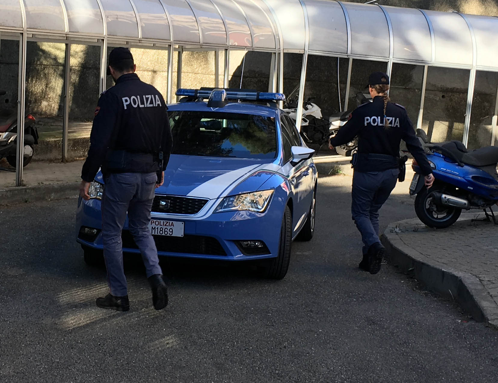 Prima la rissa sul bus poi a piedi Gli agenti delle volanti della polizia