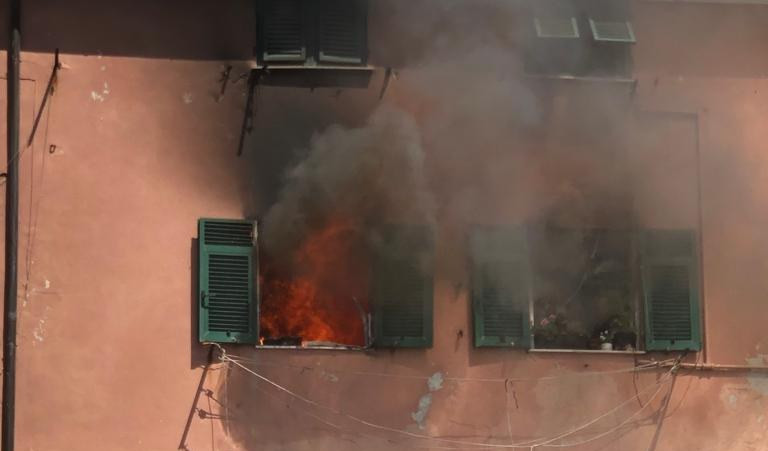 Scoppia incendio in appartamento a Genova Voltri, due persone in fuga sul tetto