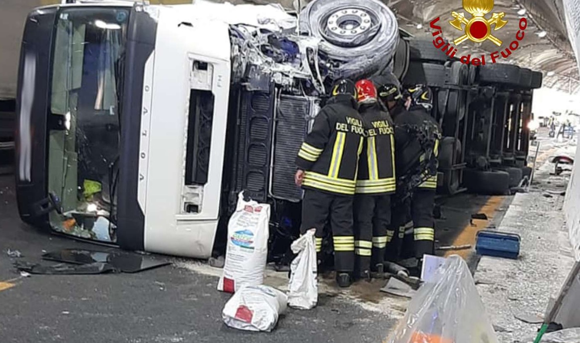 Incidente sulla A10, si ribalta un autoarticolato. Un ferito lieve