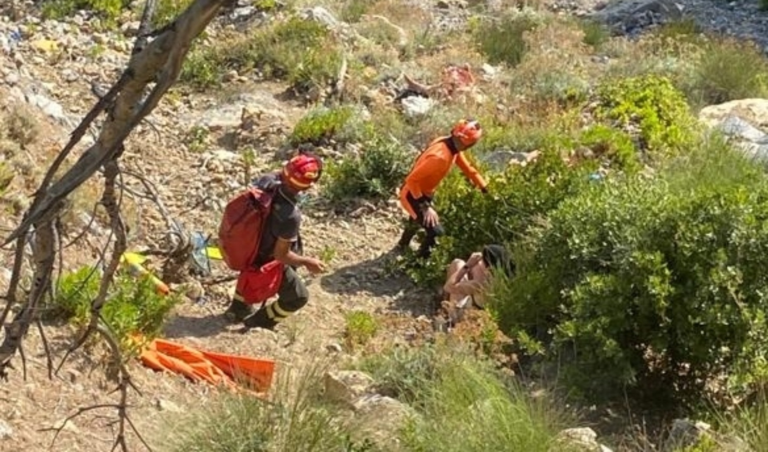 Quattro soccorsi sui sentieri: turisti bloccati su una frana salvati con elicottero