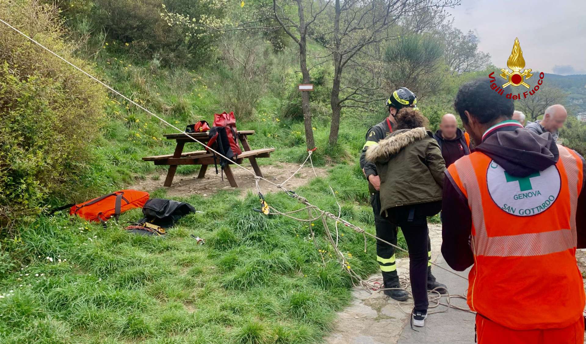 Giovane cade nel dirupo per fermare il cane: soccorsa dai pompieri