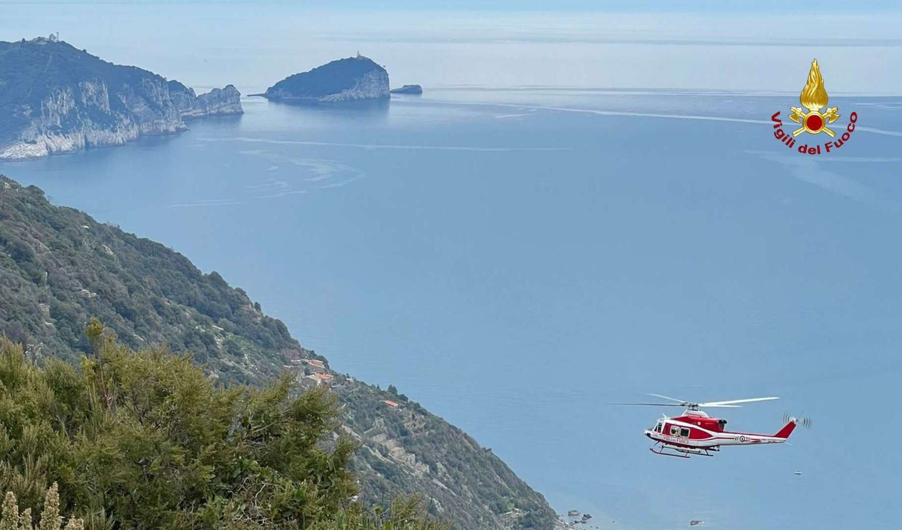 La Spezia, volo di tre metri tra le fasce a picco di Schiara: donna portata al S. Martino in elicottero