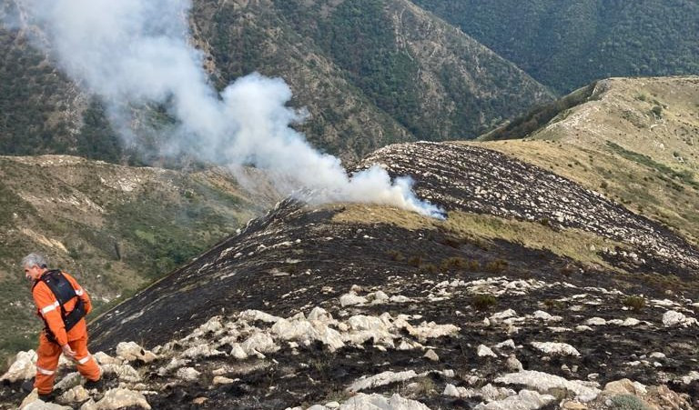 Incendio tra Monte Moro e Fasce, rientrano i mezzi aerei: in corso bonifica