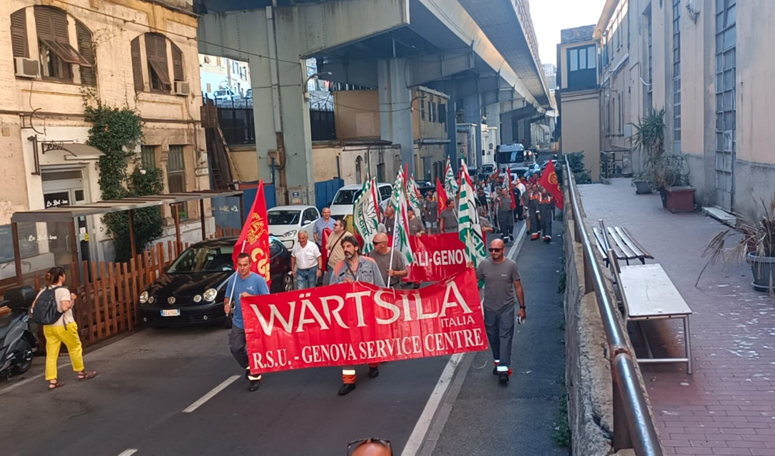 Operai riparazioni navali di Genova in piazza contro chiusura Wartsila di Trieste