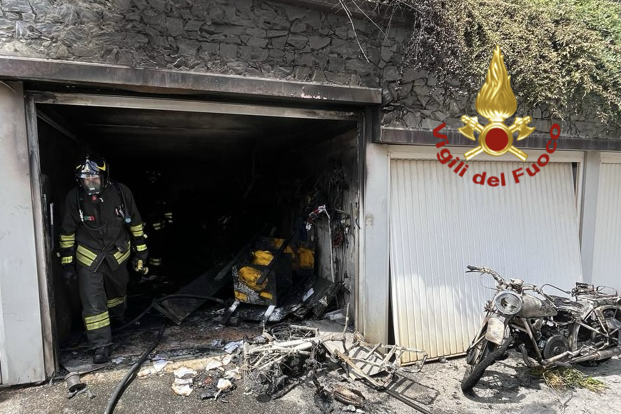Fiamme in un garage, distrutta anche una moto