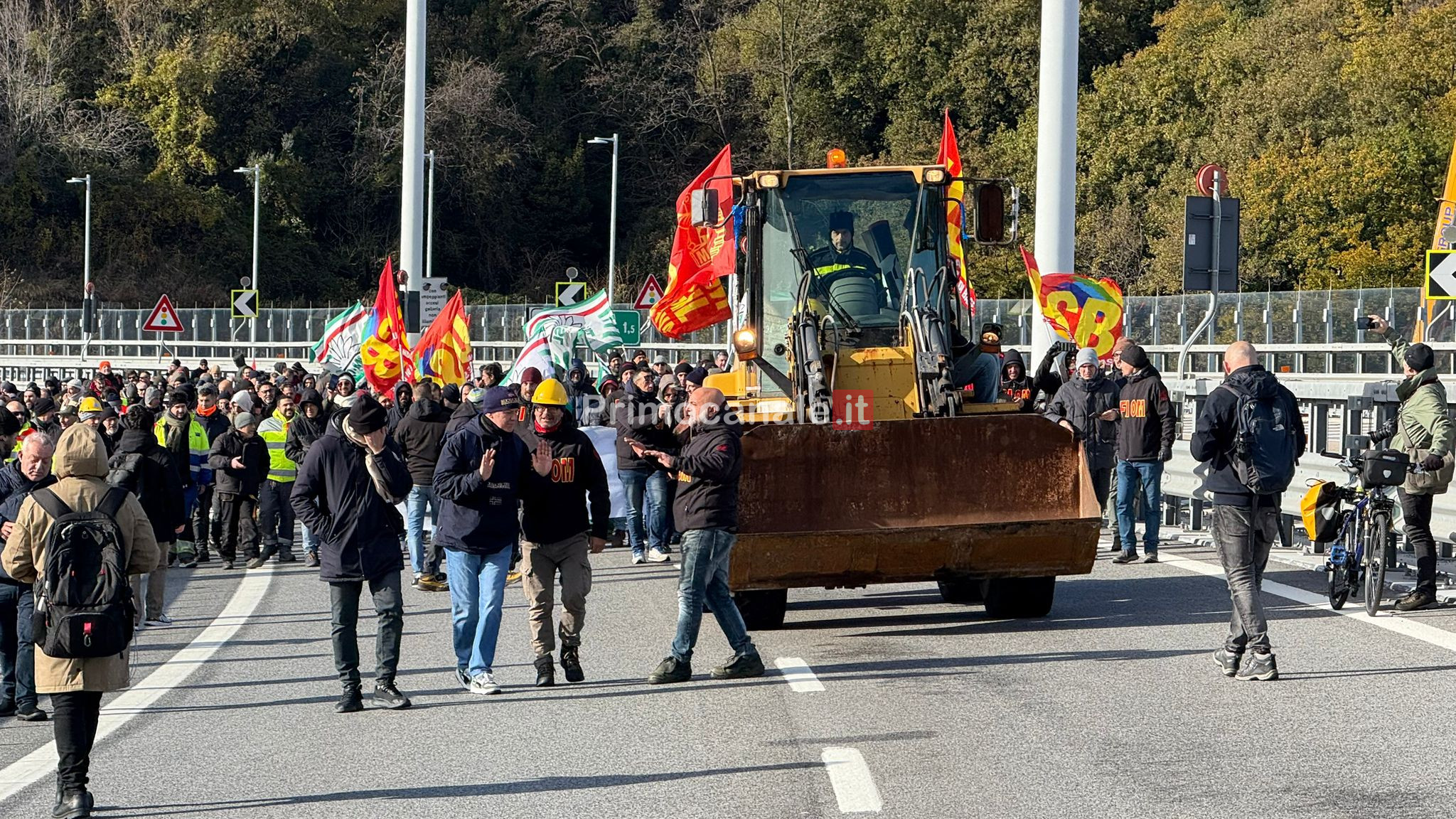 Ex Ilva, storico blocco dei lavoratori su ponte San Giorgio. Attesa call tra Bucci e Governo per una soluzione provvisoria