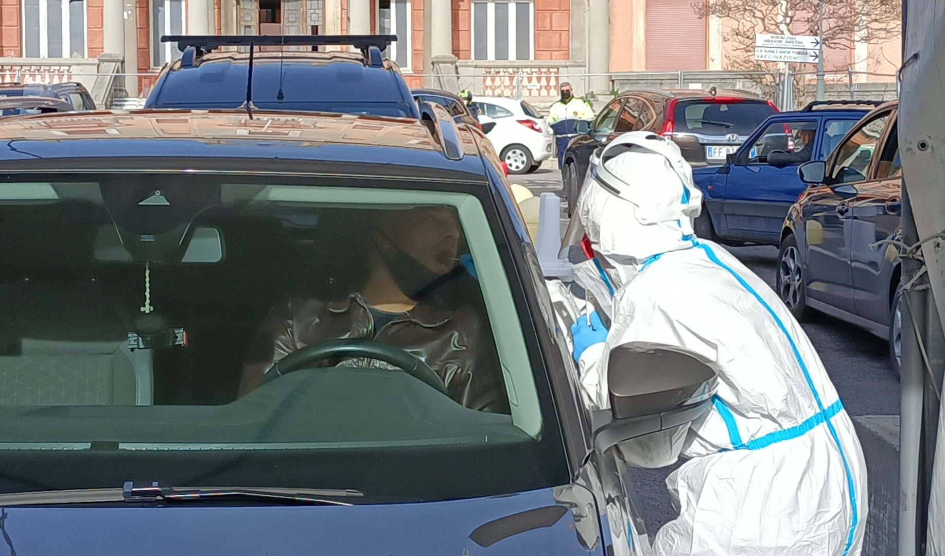 Picco del virus: in coda in auto per un tampone molecolare