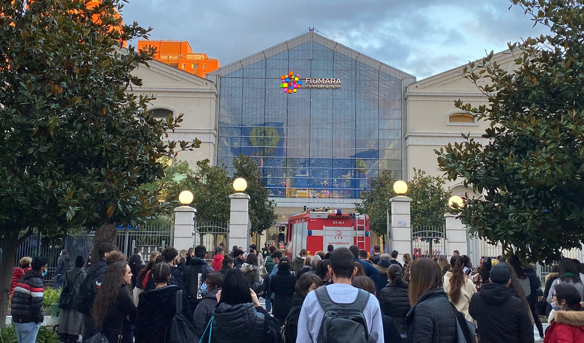 Genova, fumo dal tetto: evacuata la Fiumara