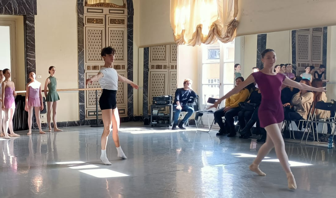 Genova, scuola di danza ospita ballerini ucraini per salvarli