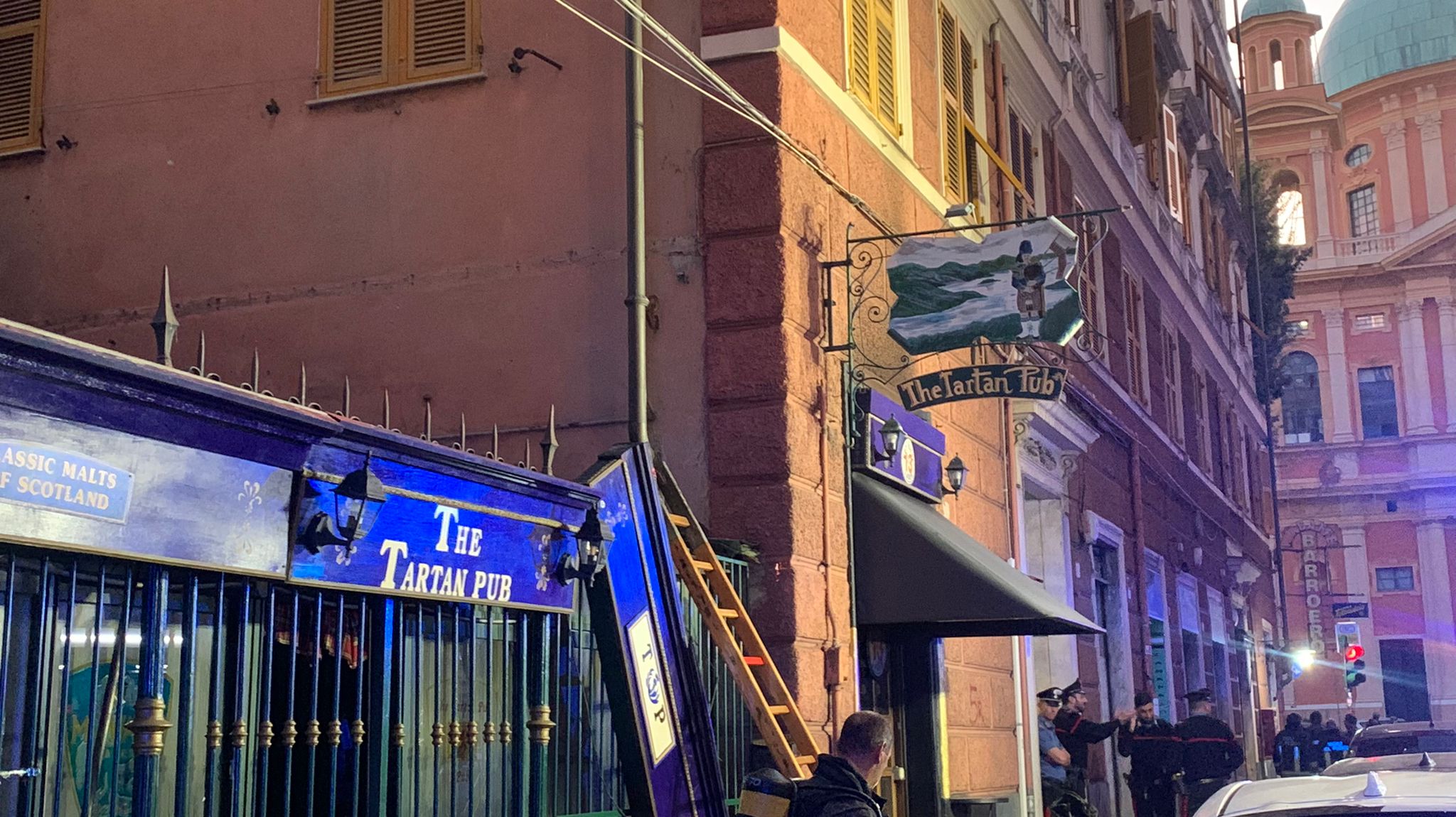 Genova, paura in via Invrea: prende fuoco un pub