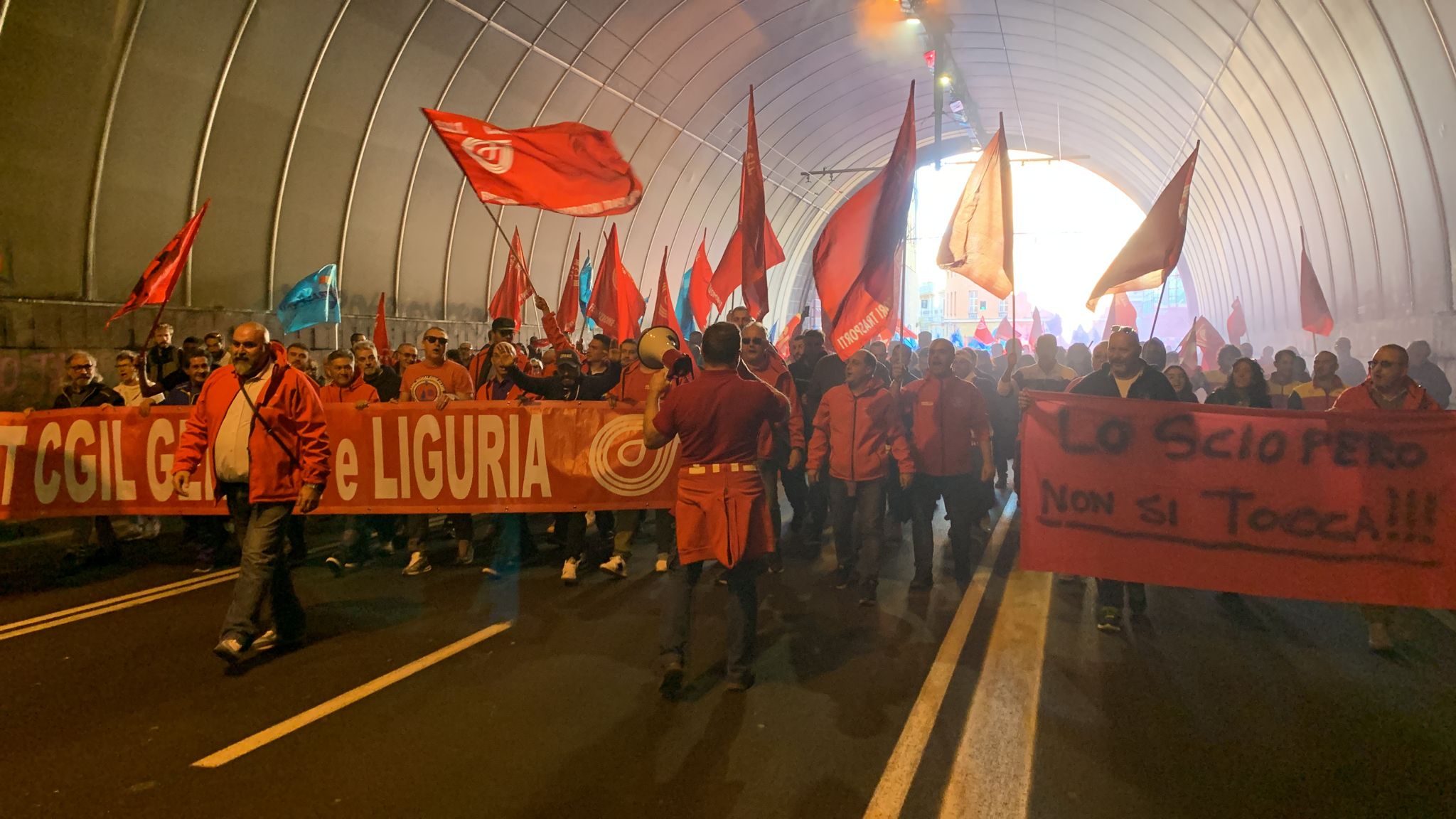 Sanità, scuola e servizi in sciopero, adesione media all'85%. Oltre 5 mila in corteo a Genova