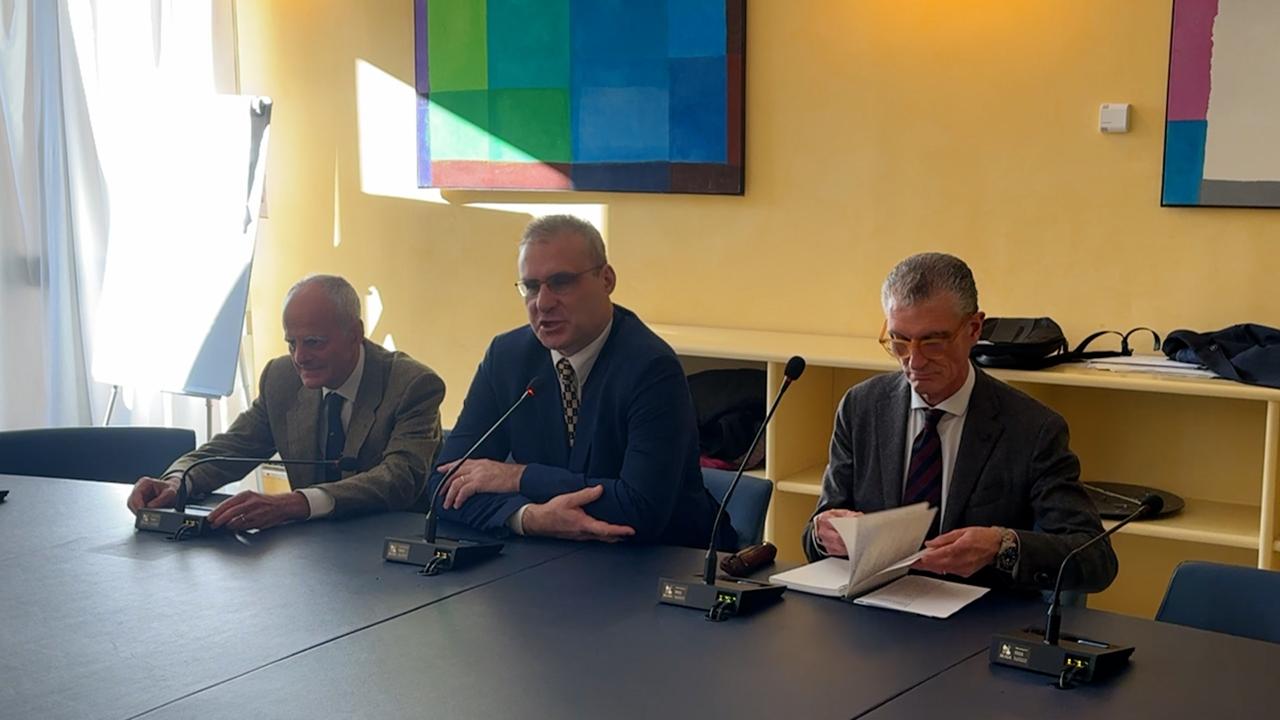 Il vicesindaco reggente Piciocchi al centro, ai lati i neo assessori Costa e De Fornari Tre uomini seduti a un tavolo intervistati dalla stampa