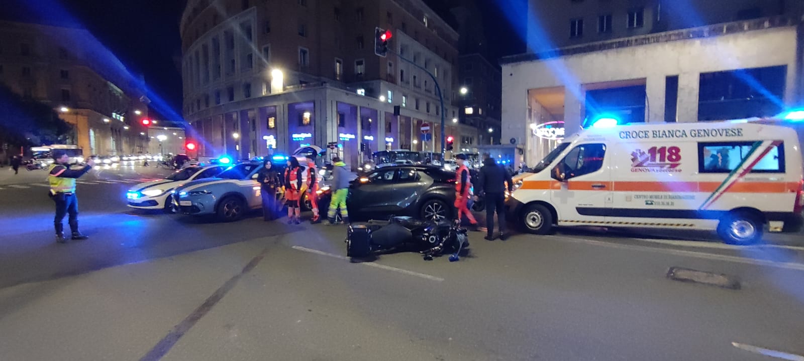 Incidente stradale all'incrocio di piazza Dante