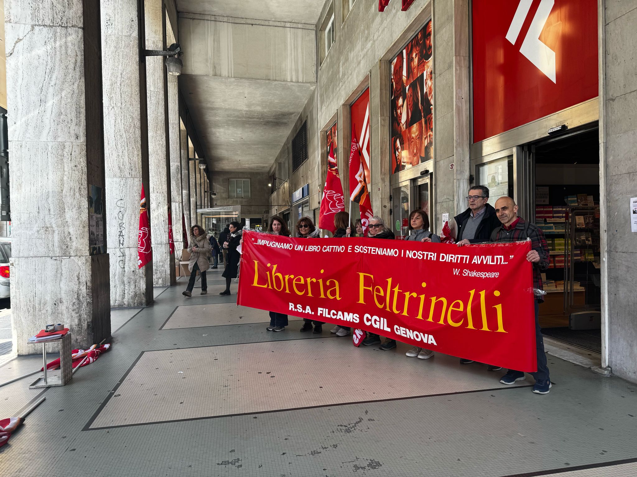 Dal premio di risultato ai buoni pasto, i lavoratori di Feltrinelli: 