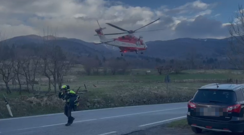 Si ferisce tagliando la legna, anziano in elicottero al San Martino
