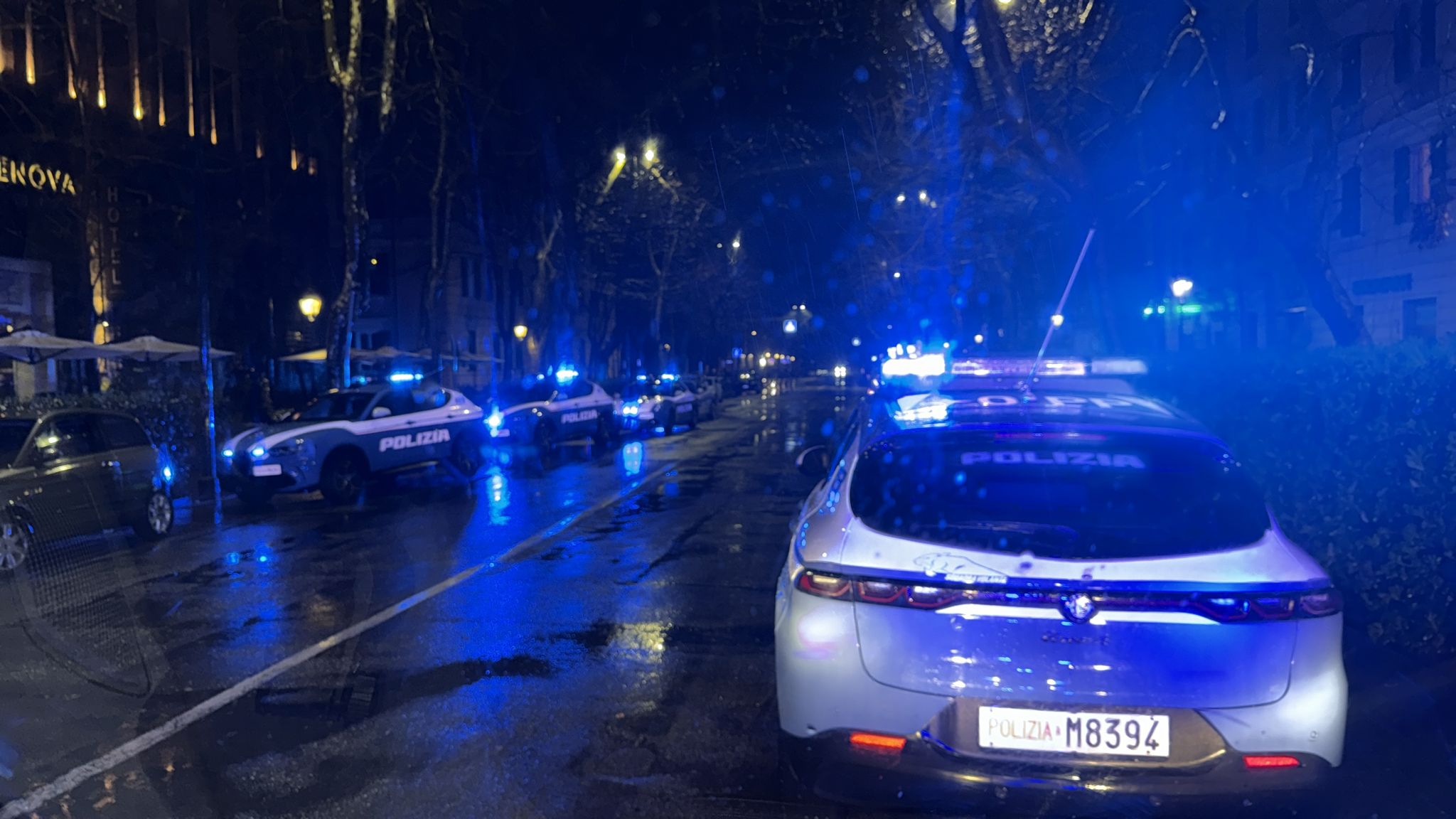 Rissa in pizzeria in via Corsica, ubriaco spintona un gruppo di ragazzi e scappa